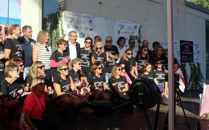 Anémona logra su reto solidario y recauda 10.800 euros para la investigación tras 24 horas remando 